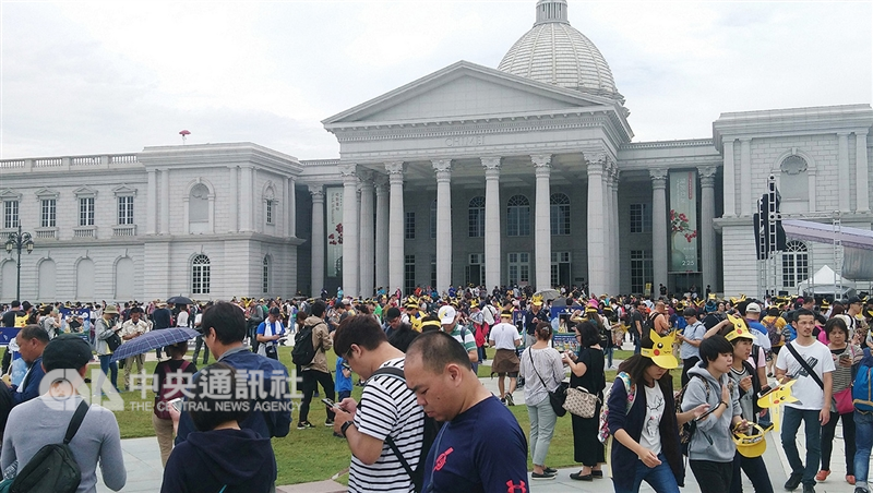 為期5天的Pokemon GO Safari Zone in Tainan活動1日登場,國內外玩家湧進台南,主場所在的台南都會公園及奇美博物館等熱門景點更是擠爆。(中央社檔案照片)