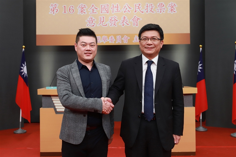 以核養綠公投意見發表會4日登場，正方廖彥朋（左）以八一五大停電為例，如核四商轉，應能安然度過。反方曾文生（右）以買車形容核四廠，如20年後才交車，「你放心讓這樣的電廠運轉嗎？」（中央選舉委員會提供）中央社記者李淑華傳真　107年11月4日