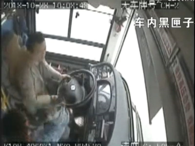 重慶一輛公車從大橋上翻落墜入長江，事故原因是車上乘客和公車司機爭執互毆。（重慶萬州警方發布）