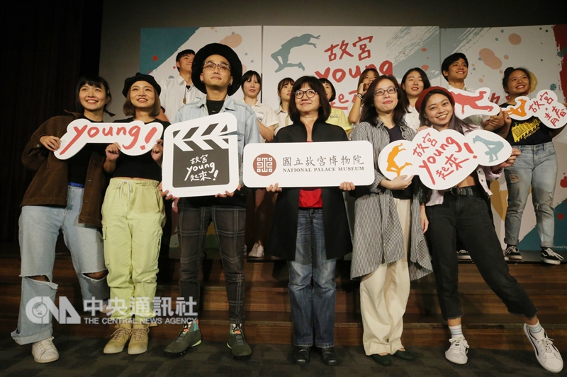 國立故宮博物院最新宣傳短片「故宮young起來！」，邀請150名青年學子以故宮為背景舞出青春活力，6日正式發表，故宮副院長李靜慧（前右3）出席與會。中央社記者吳家昇攝　107年11月6日