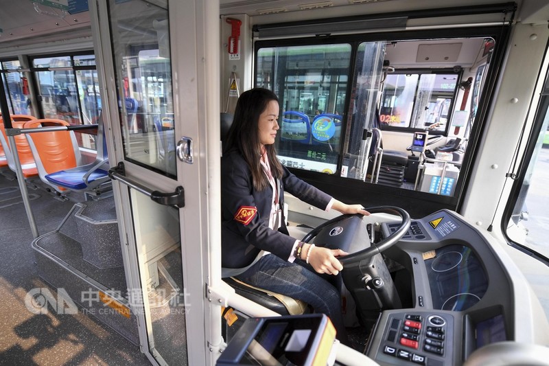 10月28日,重慶市一輛公車因為乘客與司機互毆墜入長江造成15人喪命後,大陸至今又發生多起公車暴力事件。為求自保,大陸公車近日紛紛加裝駕駛室隔離裝置(圖)。(中新社提供)中央社 107年11月6日