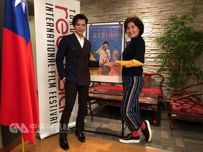 台灣電影「誰先愛上他的」明晚在多倫多亞洲國際電影節開幕典禮首映。導演徐譽庭（右）與男主角邱澤（左）兼程自台飛抵多倫多，出席8日首映會並於7日舉行記者會。中央社記者胡玉立多倫多攝 107年11月8日