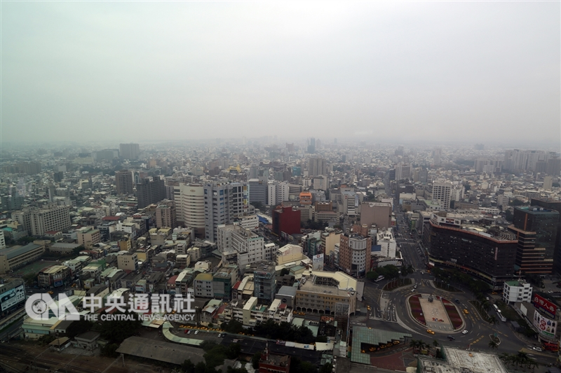8日空氣品質持續不佳、整個西半部都淪陷,全台58個測站空品達有害等級。(中央社檔案照片)