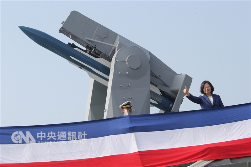 總統蔡英文(圖)8日在高雄左營基地,視導「海軍銘傳、逢甲軍艦成軍典禮」,蔡總統登銘傳軍艦視導。中央社記者吳家昇攝 107年11月8日