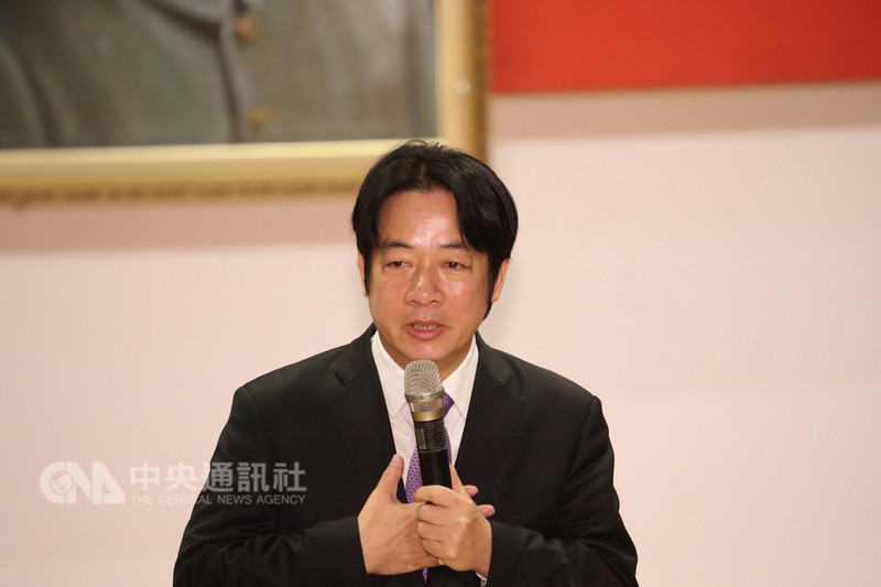 交通部台灣鐵路管理局9日舉行新卸任局長交接暨宣誓就職典禮,行政院長賴清德(圖)出席致詞,提到普悠瑪出軌翻覆事件時一度哽咽。中央社記者吳家昇攝 107年11月9日