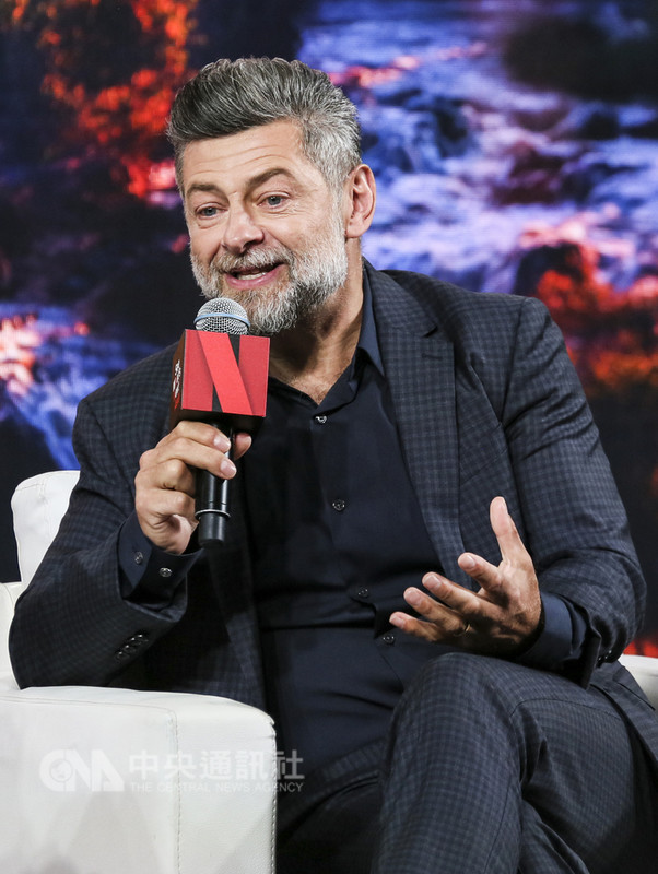 著名影星安迪瑟克斯（Andy Serkis）在新加坡宣傳新作「森林之子毛克利」，9日接受台灣媒體訪問時透露，他配音的魔戒經典角色「咕嚕」，其實是模仿他家寵物貓的吐毛聲。（Netflix提供）中央社記者江佩凌新加坡傳真 107年11月9日