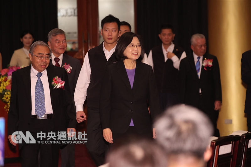 總統蔡英文(前右)與全國工業總會理事長王文淵(前左)9日下午前往台北圓山大飯店,出席「第72屆工業節大會」。中央社記者吳家昇攝 107年11月9日
