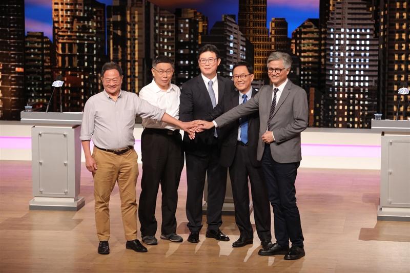 由公共電視主辦的2018台北市長選舉辯論會10日下午登場，這次辯論會「全員到齊」，包含民進黨籍候選人姚文智（中）、國民黨籍候選人丁守中（右2）、無黨籍候選人柯文哲（左2）、李錫錕（左）、吳蕚洋（右）都出席。（公視提供）中央社　107年11月10日