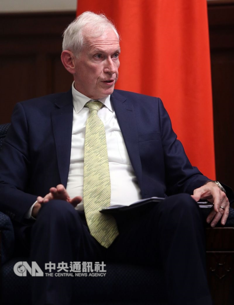 美國在台協會主席莫健說,台灣因與「海峽對岸」使用相同語言,加上台灣的訊息管道便利、施行民主言論自由等因素,都使得假消息氾濫更加危險。(中央社檔案照片)