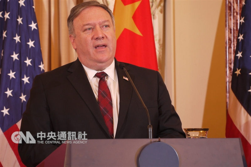 美國國務卿蓬佩奧9日當著中國官員提到,美國與民主的台灣關係堅定,美國關切中國不斷壓迫台灣的國際空間。中央社記者鄭崇生華盛頓攝 107年11月10日