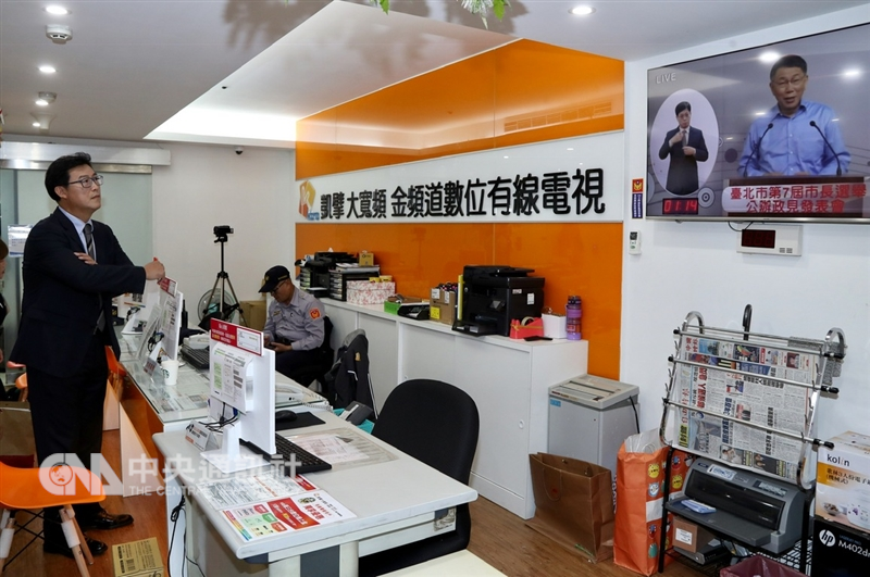 民進黨台北市長候選人姚文智（左）11日下午出席第7屆市長候選人公辦政見發表會，排在第5順位發言，他上台前特別透過轉播，關切第4順位發言的無黨籍候選人柯文哲政見內容。中央社記者張皓安攝　107年11月11日