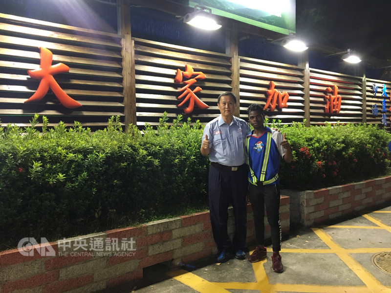 中油大直站長林傳淇說，這群外籍工讀生工作認真，個性活潑，不管是跟同事相處或與客人互動都很熱絡，都可打成一片，私下還互留通訊軟體、電話號碼，和常來加油的老顧客結為好朋友。中央社記者蔡芃敏台北攝　107年11月11日