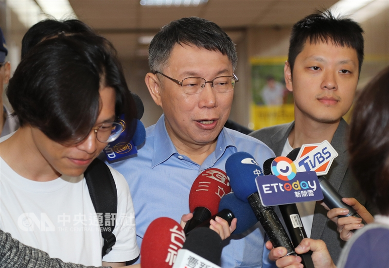無黨籍台北市長候選人柯文哲（中）11日下午出席第7屆台北市長候選人首場公辦政見發表會，會後未回應媒體提問，隨即快步離去。中央社記者張皓安攝　107年11月11日