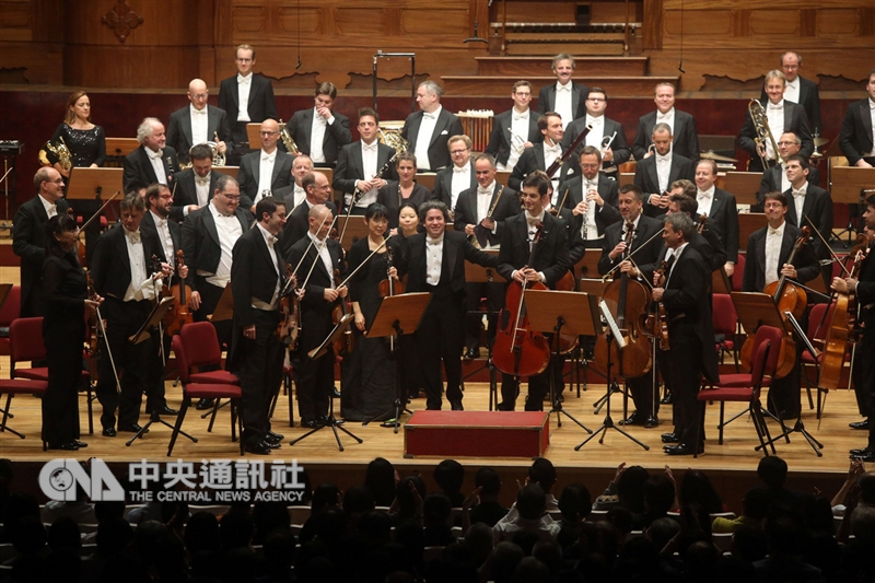 柏林愛樂第5次訪台演出,也是在前柏林愛樂首席指揮賽門.拉圖卸任之後,樂團首次與客席指揮杜達美(Gustavo Dudamel)(前中)合作到台灣演出,將在台北、高雄兩地共演出3場。中央社記者鄭傑文攝 107年11月11日