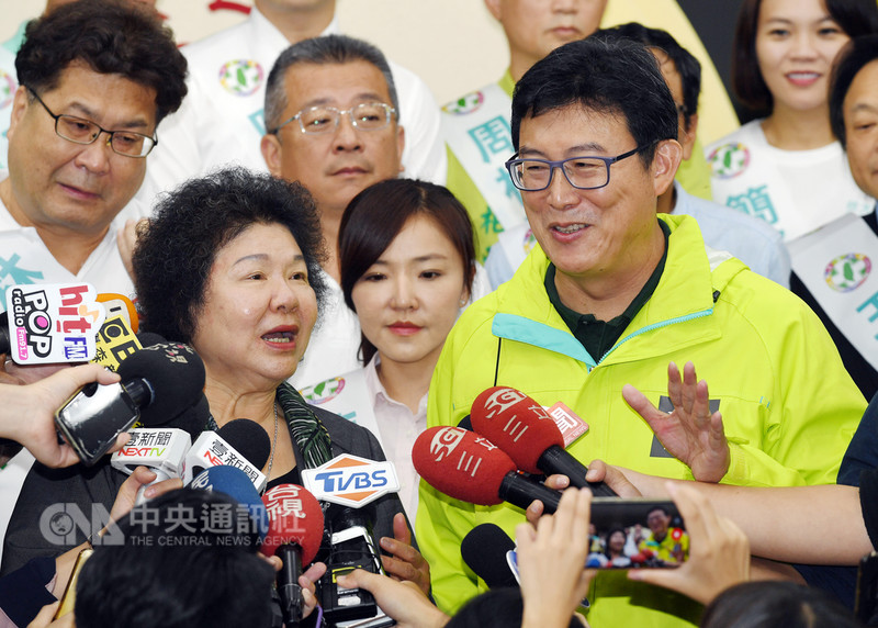 民進黨台北市長候選人姚文智（前右）12日在台北市議會舉辦「捍衛台灣價值，強化改革力量－1124一票都不能少」記者會，總統府秘書長陳菊（前左）以中常委身分替姚文智站台，並指出民進黨價值、方向是正確的，改革本來就會「顧人怨」，籲市民支持讓改革成功。中央社記者施宗暉攝　107年11月12日