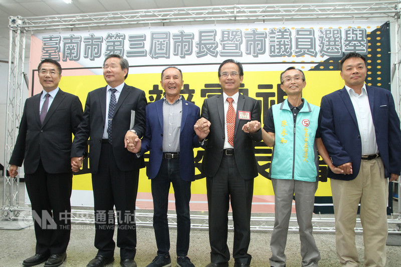 台南市選舉委員會12日舉辦首場市長候選人公辦電視政見發表會，候選人黃偉哲（左起）、許忠信、林義豐、蘇煥智、陳永和、高思博6人在會前合照。中央社記者楊思瑞攝　107年11月12日