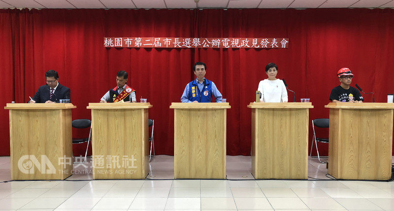 桃園市第2屆市長選舉公辦電視政見發表會13日上午登場，5名市長候選人包括民進黨籍鄭文燦（左）、國民黨籍陳學聖（中）、無黨籍楊麗環（右2）、朱梅雪（右）與吳富彤（左2）都出席。中央社記者吳睿騏桃園攝 107年11月13日