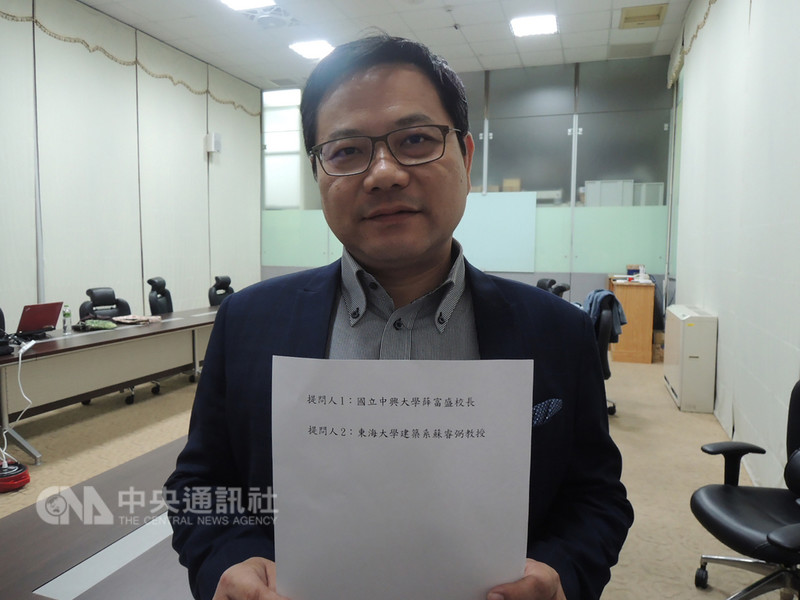 台中市長選舉候選人公辦電視政見辯論會13日晚間7時在台中市大里區的大屯有線電視公司登場,選委會總幹事盧政遠(圖)會前公布兩位提問人身分。中央社記者郝雪卿攝 107年11月13日