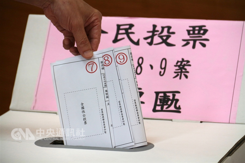 九合一選舉及10個公投案24日投票。圖為中選會模擬投票流程。（中央社檔案照片）