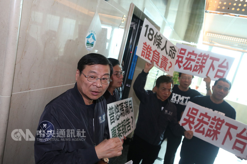國民黨立法院黨團書記長曾銘宗(前左)16日和多名立委赴交通部要求拜會交通部長吳宏謀,公布普悠瑪翻覆事件調查結果,由於遲遲不見吳宏謀現身,多人霸占交通部電梯抗議。中央社記者吳家昇攝 107年11月16日