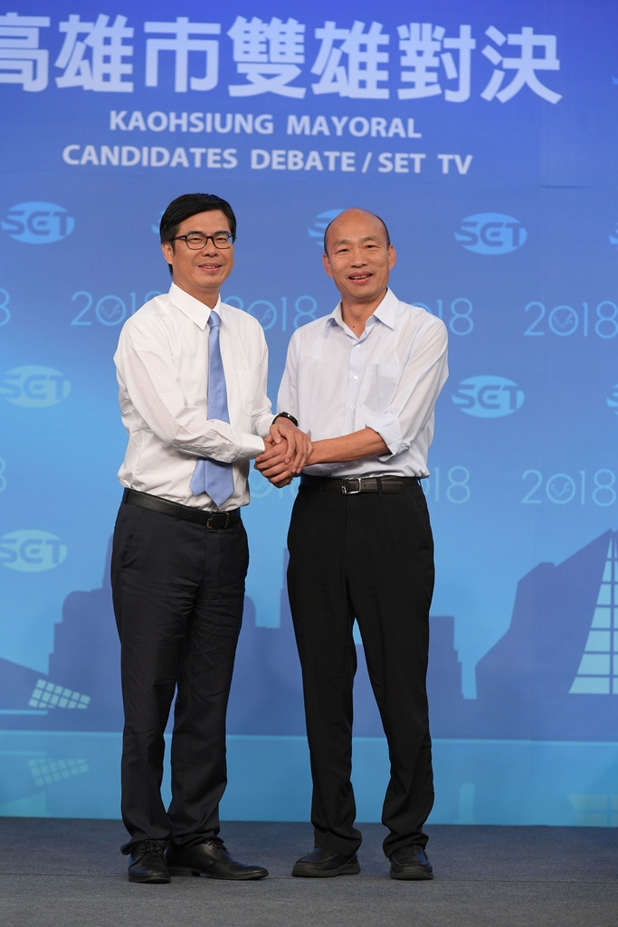 三立電視台主辦「雙雄對決 世紀首辯」2018高雄市長候選人辯論會19日晚間8時登場，民進黨候選人陳其邁（左）與國民黨候選人韓國瑜（右）兩人在辯論會前握手，先禮後兵。（三立電視台提供）中央社　107年11月19日