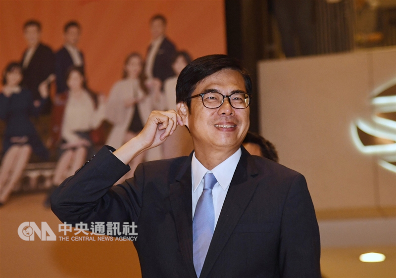 「雙雄對決 世紀首辯」2018高雄市長候選人辯論會19日晚間在三立電視台舉行，民進黨高雄市長候選人陳其邁拉了一下耳朵表示沒有戴耳機。中央社記者王飛華攝　107年11月19日