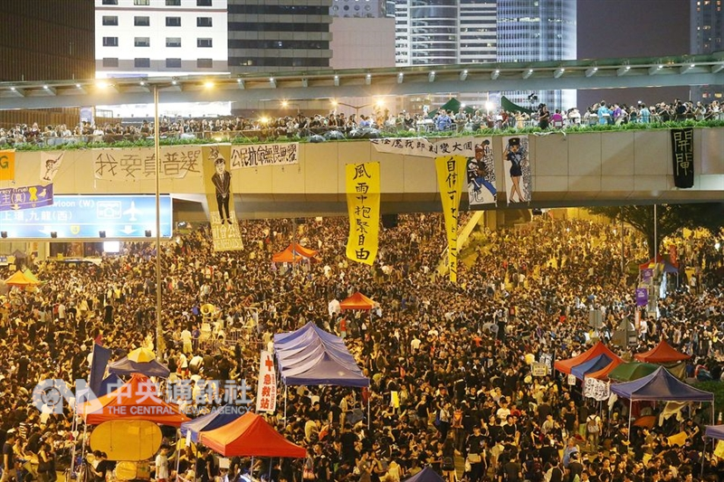2014年香港爆發「占中」,數以萬計學生及市民占據了靠近香港政府總部的金鐘附近道路。(中央社檔案照片)