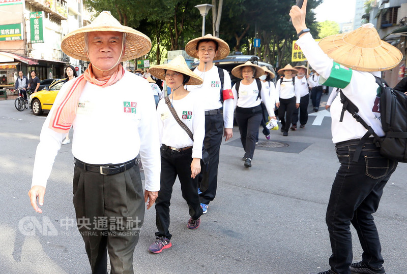 人民作主志工團21日在義光教會前舉辦「堅持非核家園,反對核電復活。不同意公投第16案」記者會,前民進黨主席林義雄(前左)帶領志工團成員上街宣傳,呼籲民眾對公投第16案投下「不同意」票。中央社記者鄭傑文攝 107年11月21日