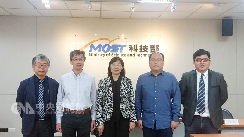 科技部21日舉辦研究成果發表記者會,宣布台灣物理團隊研發出超越摩爾定律的二維單原子層二極體。中央社記者潘姿羽攝 107年11月21日