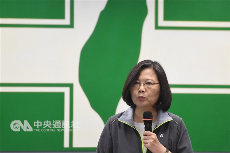 民進黨主席蔡英文（圖）在21日中常會後提出5個支持民進黨候選人的理由，並呼籲民進黨支持者踴躍投票。中央社記者孫仲達攝　107年11月21日