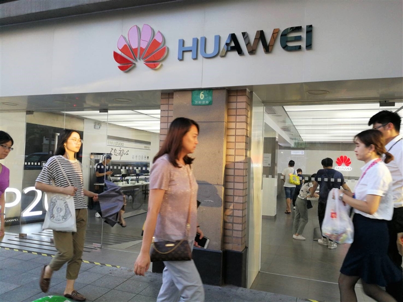 美國政府已展開行動,試圖說服盟邦避用中國華為公司的電信設備。圖為上海的華為店面。(中央社檔案照片)
