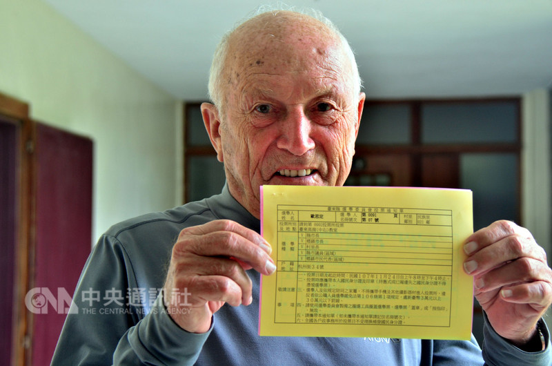 台灣奉獻半世紀、平均年齡超過80歲的台東神職人員，在歸化中華民國國籍後，今年首次參與公職人員投票。歐思定修士很驕傲地對記者展示他收到的投票通知單。中央社記者盧太城台東攝　107年11月24日