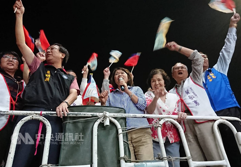2018九合一選舉,國民黨嘉義市長候選人黃敏惠(右4)24日晚間自行宣布當選,她登上宣傳車向支持者表示,「這次的勝利,是大家的勝利」。(黃敏惠競選總部提供)中央社記者江俊亮傳真 107年11月24日