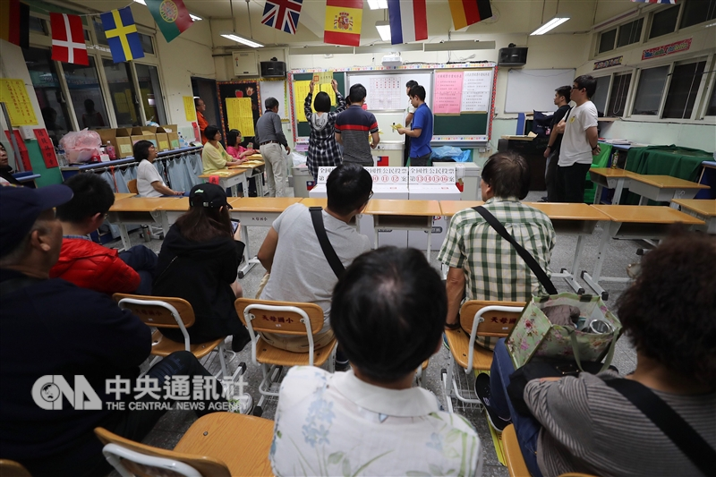 107年地方公職人員選舉及全國性公民投票案第7案至第16案24日登場,台北市士林區天玉里晚間開始進行開票作業,民眾到投開票所現場監票。中央社記者裴禛攝 107年11月24日