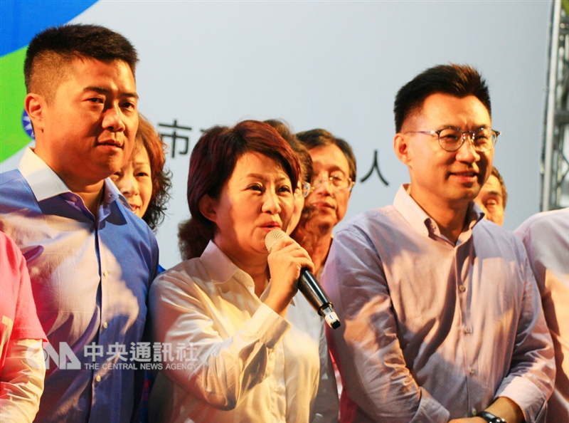 2018九合一選舉,國民黨籍台中市長候選人盧秀燕(中)選戰主打反空氣污染與拚經濟政策,24日晚間開票持續領先,稍早已自行宣布當選。中央社記者蘇木春攝 107年11月24日
