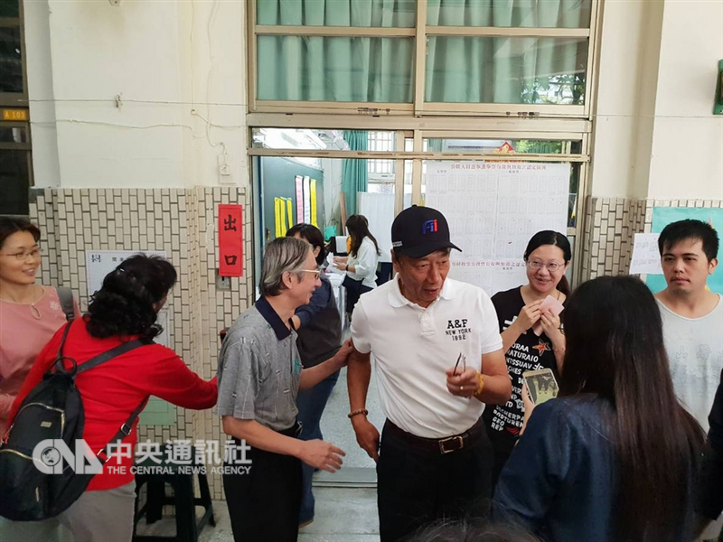 九合一選舉24日投開票,鴻海董事長郭台銘至東門國小投票所投票。中央社記者江明晏攝 107年11月24日