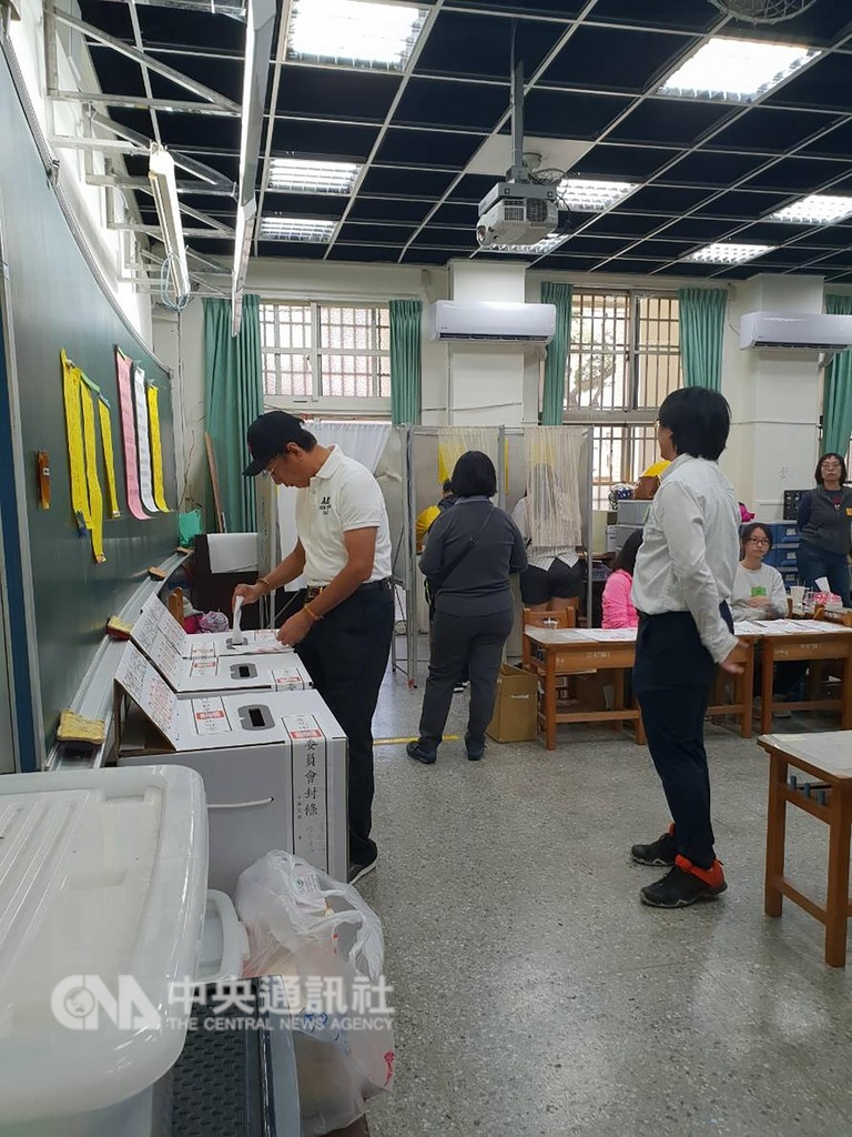 九合一選舉24日投開票,鴻海董事長郭台銘至東門國小投票所投票。中央社記者江明晏攝 107年11月24日