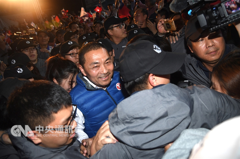 2018九合一選舉24日傍晚起持續開票,國民黨新北市長候選人侯友宜(中)同步舉辦開票之夜活動,支持者齊聚相挺,侯友宜晚間抵達會場,自行宣布當選並感謝選民支持。中央社記者孫仲達攝 107年11月24日
