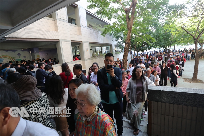 2018年九合一選舉與公投24日投開票。中選會表示,選舉票預計24日晚間9時前開完,公投票結果宣布要到25日凌晨2時。大批民眾在台中東興國小排隊等待投票。中央社記者吳家昇攝 107年11月24日