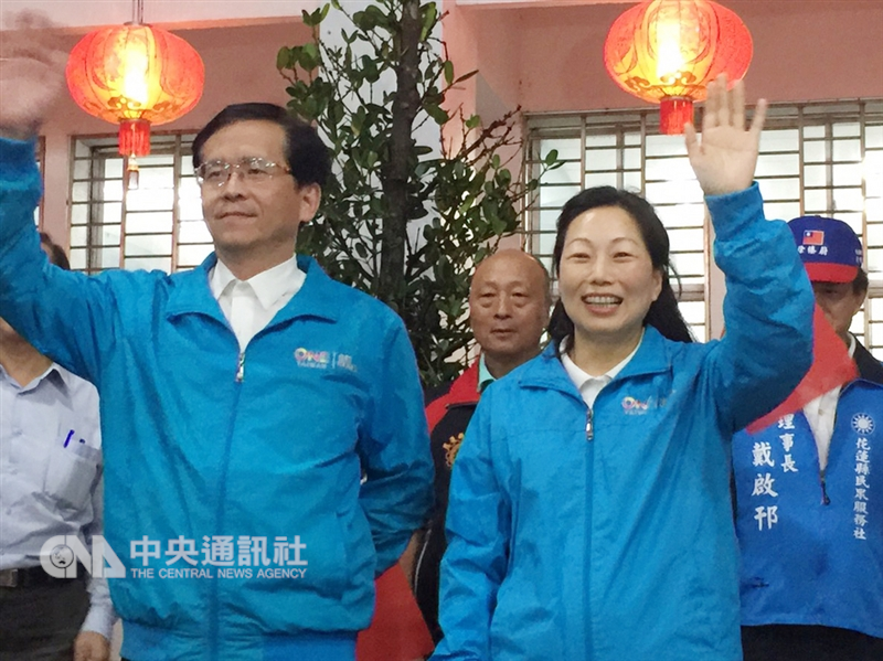 2018九合一選舉暨公投24日傍晚起陸續開票,國民黨花蓮縣長候選人徐榛蔚(前右)晚間自行宣布當選,她說,她的勝選就是花蓮人的勝選,也印證公道自在人心。中央社記者李先鳳攝 107年11月24日