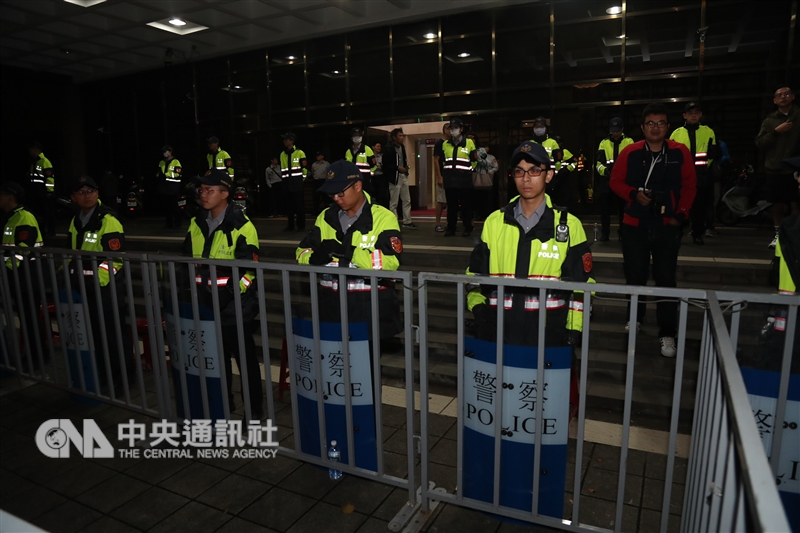 2018九合一選舉台北市長選戰膠著,開票至25日深夜2時才有結果,國民黨籍候選人丁守中表示將提起選舉無效之訴,隨即率領群眾前往北院,警方也在法院前布署人力待命。中央社記者張新偉攝 107年11月25日