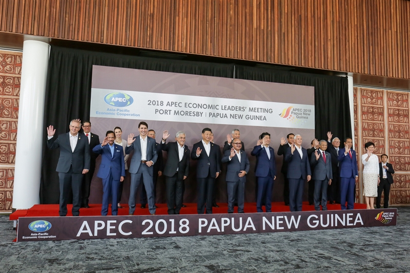 亞太經合會(APEC)領袖閉門會議18日舉行,各經濟體領袖在會前合照,APEC領袖代表張忠謀站在後排最右側,身邊是越南總理阮春福。(中華台北代表團提供)中央社記者廖禹揚傳真 107年11月18日