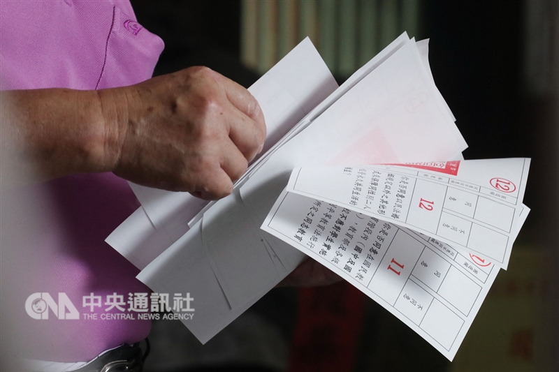 107年地方公職人員選舉及全國性公民投票案第7案至第16案24日投開票,由於公投多達10案,民眾前往投票所投票時,領取到一疊選票。中央社記者吳翊寧高雄攝 107年11月24日