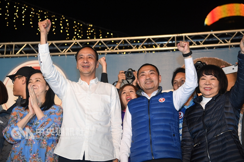 2018九合一選舉24日晚間持續開票中,國民黨新北市長候選人侯友宜(右2)票數持續保持領先,晚間在現任市長朱立倫(左2)陪同下,一起在競選總部自行宣布當選。中央社記者孫仲達攝 107年11月24日