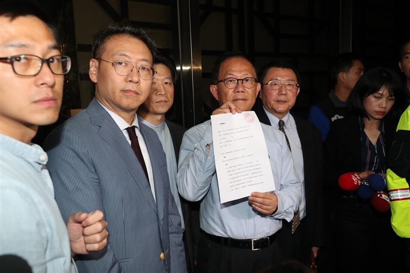2018台北市長選舉開票長達10個多小時,25日凌晨結果揭曉,國民黨候選人丁守中(前左3)以些微差距落敗,但他隨即凌晨直奔台北地方法院,向媒體展示民事聲請狀,並說明將會提出選舉無效訴訟。中央社 107年11月25日