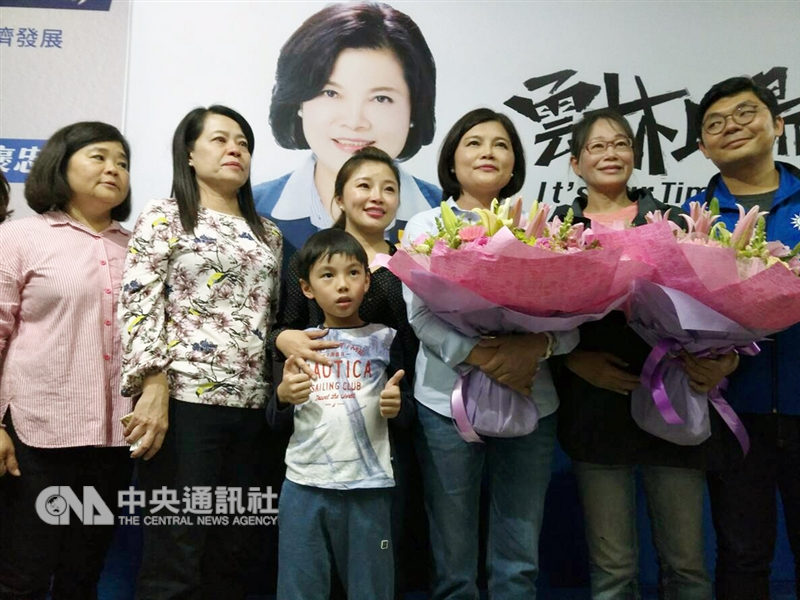 國民黨雲林縣長候選人張麗善(右3)24日晚間自行宣布勝選,發表感言並接受獻花,現場祝賀聲不斷,她說,將與副手謝淑亞(右2)一起做好事以回應鄉親期待。中央社記者葉子綱攝 107年11月24日