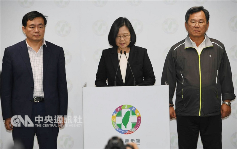民進黨主席蔡英文(中)24日辭去民進黨主席一職,表示要對選舉不理想結果負起完全責任。(中央社檔案照片)