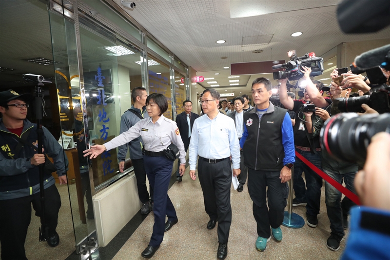 2018台北市長選舉開票從24日下午4時到25日凌晨2時許,國民黨候選人丁守中(中)以3254票落敗,但他質疑中選會放水、綠白合作操作棄保,投、開票過程疑點重重,凌晨直奔台北地方法院,要提出選舉無效訴訟。中央社 107年11月25日