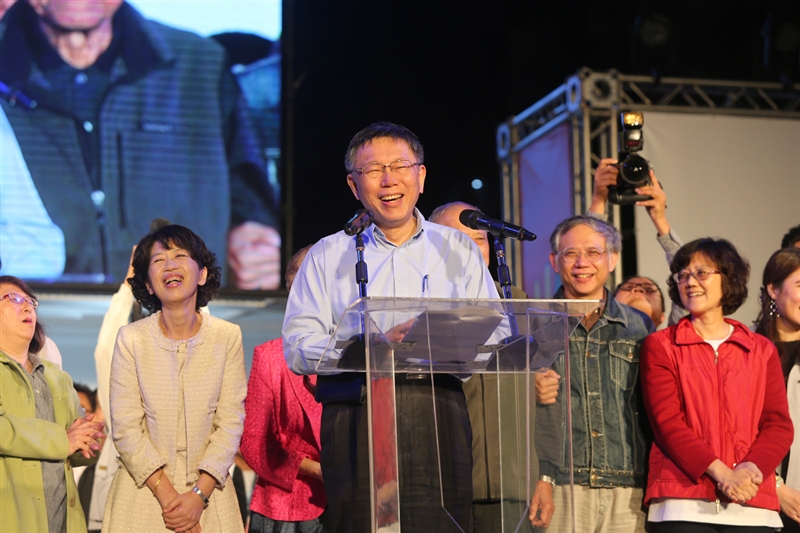 2018九合一選舉,台北市長選情膠著10個多小時,最後無黨籍候選人柯文哲(前)以3254票的些微差距,險勝國民黨籍候選人丁守中,凌晨2時許,柯文哲現身向支持者致謝,也呼籲民眾深夜回家留意安全。中央社 107年11月25日
