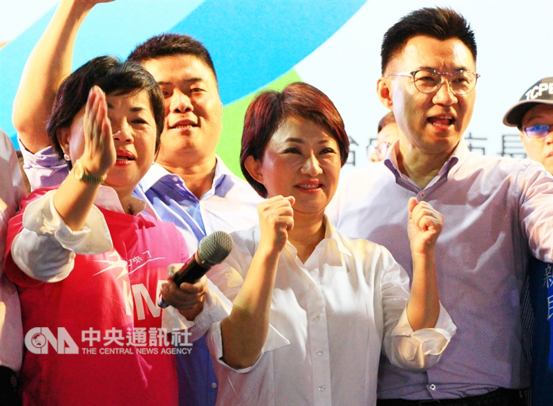 2018九合一選舉,國民黨台中市長候選人盧秀燕(前中)24日晚間已先自行宣布當選,她表示,這是市民的勝利,未來要用更謙虛與努力的態度建設台中。中央社記者蘇木春攝 107年11月24日